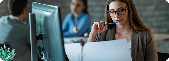 Profesional analizando procesos administrativos